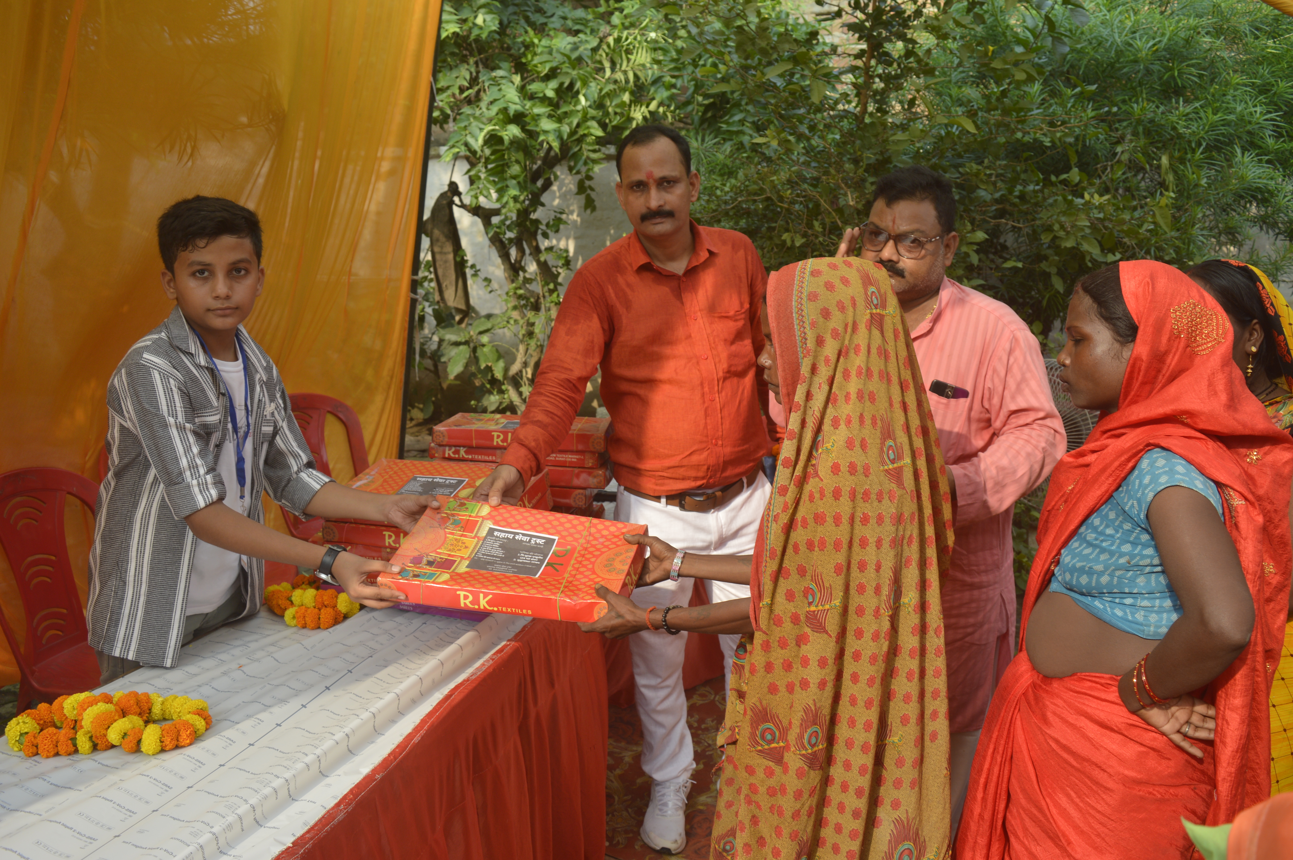 गरीब महिलाओं को साड़ी वितरित करते अर्चित तिवारी 